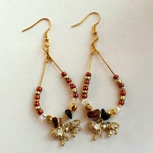 Oorbellen goudkleurig ovaal/ bruin, goudkleurig, leeuw