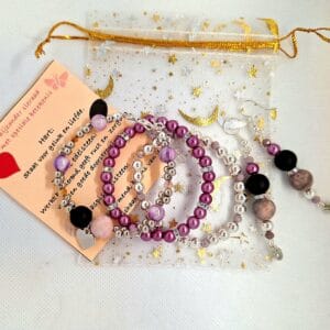 Set van 3 geluks- Armbanden (verstelbaar)en 1 paar Oorbellen Zilverkleurig/ paars, zilverkleurig, hart
