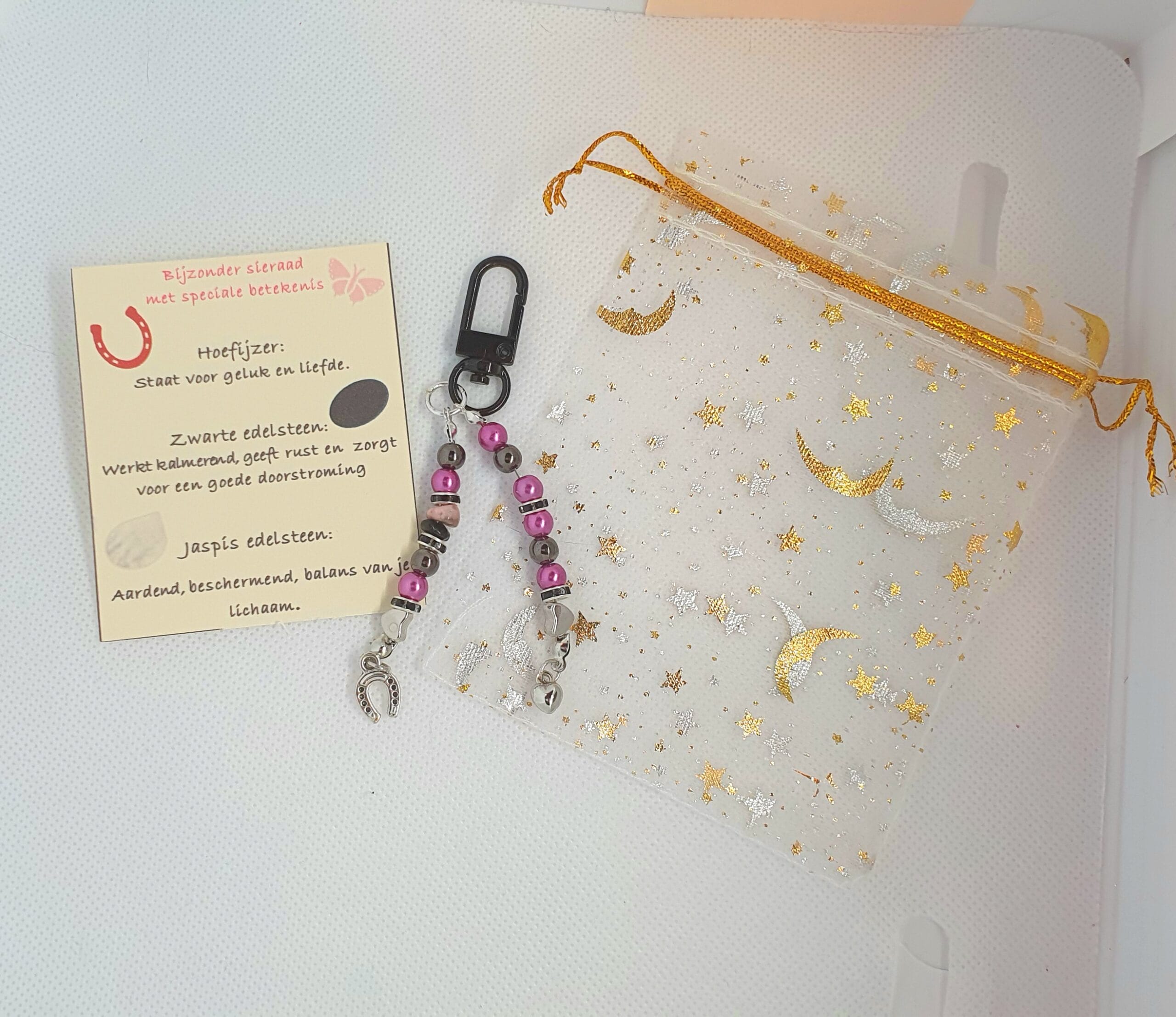 Hoofdstelsieraad paard/Zilverkleurig zwart, paarse parelkralen, zilverkleurige hoefijzer