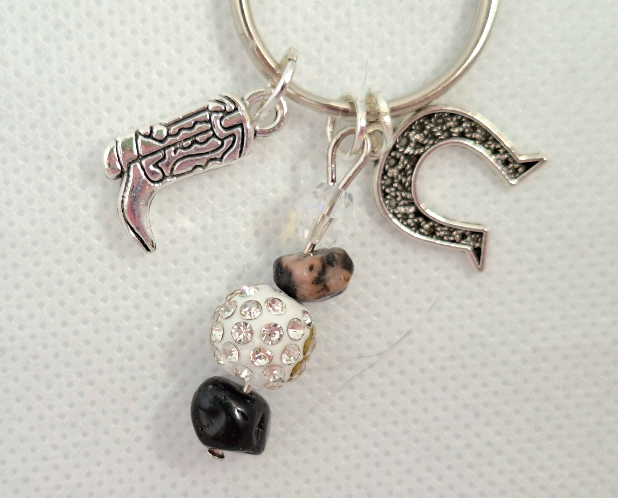 Geluks sleutelhanger zilverkleurig/ Hoefijzer zilverkleurig, witte parelkleurige en glitter kraal - Afbeelding 2