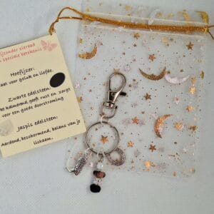 Geluks sleutelhanger zilverkleurig/ Hoefijzer zilverkleurig, witte parelkleurige en glitter kraal