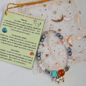 Armband Zilverkleurig paard/ zilverkleurige, witkleurige parel, blauw zilverkleurig