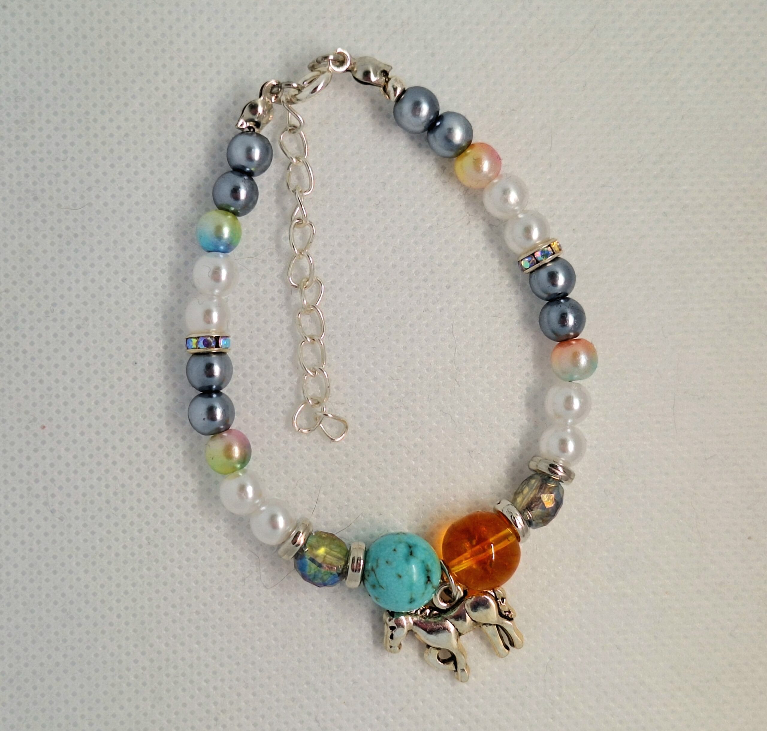 Armband Zilverkleurig paard/ zilverkleurige, witkleurige parel, blauw zilverkleurig - Afbeelding 2